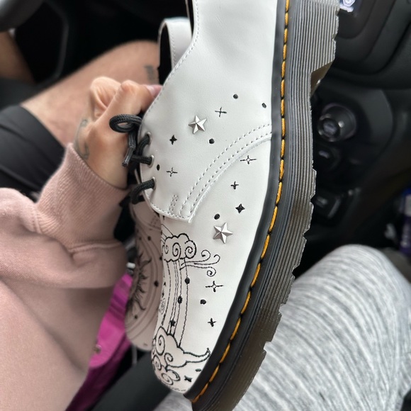NWOT Cosmic embroidered dr. Martens - Picture 3 of 6